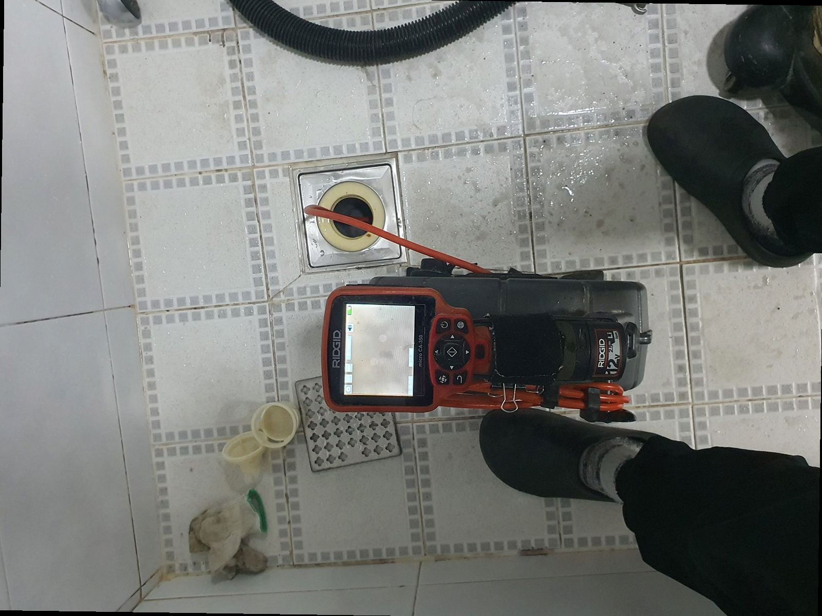 서초구 하수구막힘 배관 내부 상태를 확인하는 내시경 점검 장면